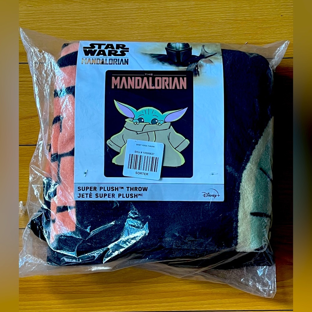 NWT SUPER CUTE STAR WARS GROGU MANDALORIAN THROW.